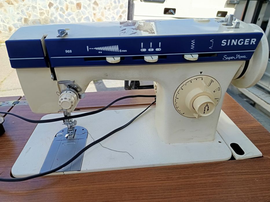 Máquina de Costura Elétrica Singer com Movel
