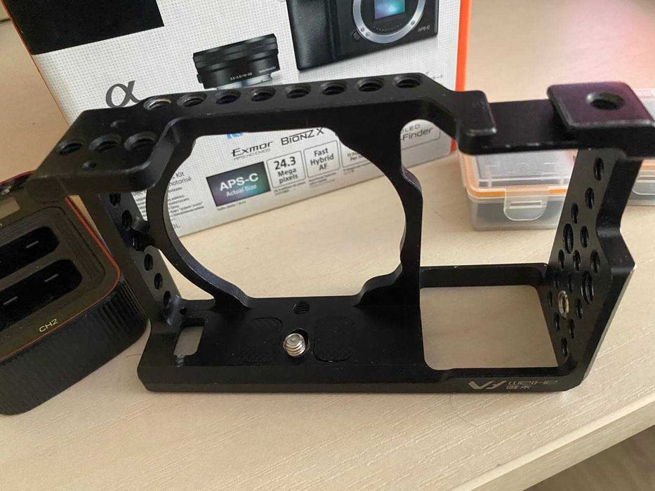 sony a6000 + клетка + 2 акуми з зарядкой