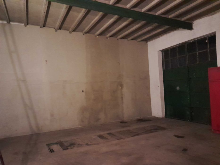 Wynajmę wysoki garaż na 2 auta z miejscami  parkingowymi