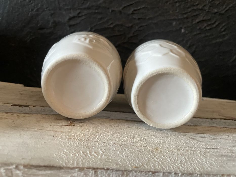 Dwie ceramiczne czarki miseczki osłonki Apis