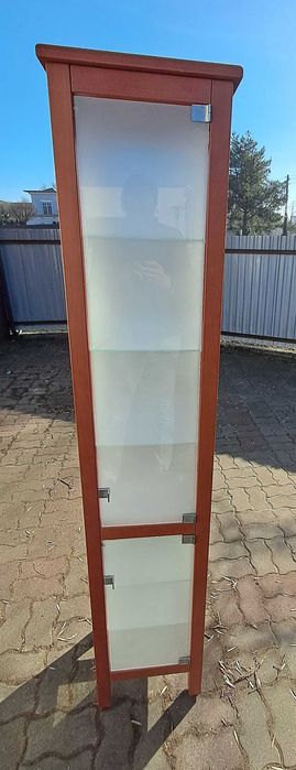 Witryna szklana mleczna z półkami