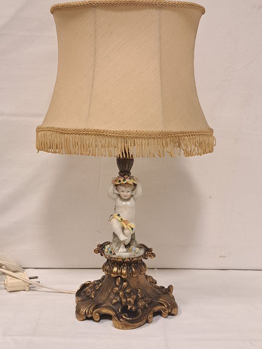 Candeeiro com figura em porcelana