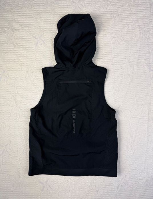 Damska kamizelka do biegania Under Armour Run Anywhere Vest Kurtka 666