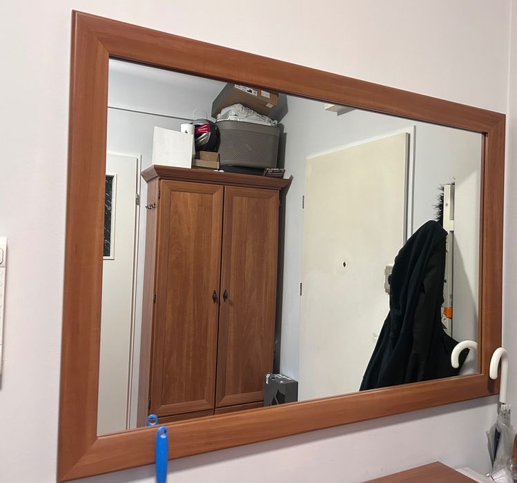 Ładne lustro i szafa