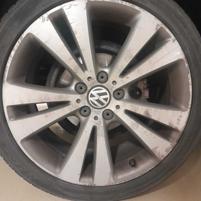 4 Jantes usadas originais Volkswagen 18 polegadas, modelo Chicago com pneus.
