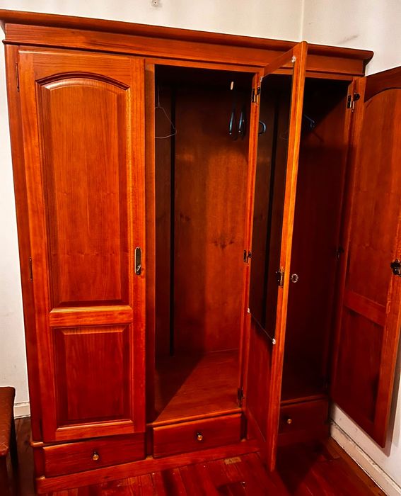 Roupeiro em madeira com portas de abrir e 2 gavetas