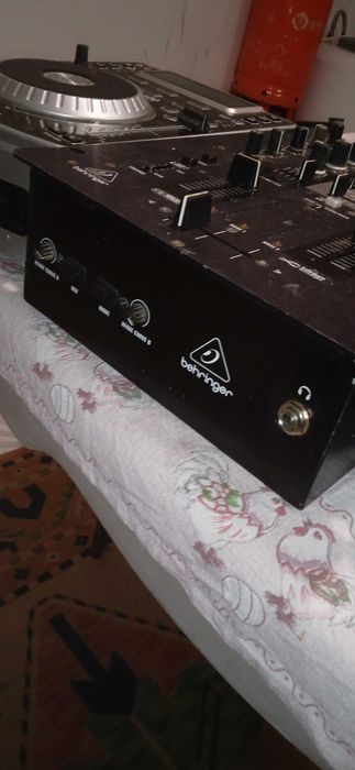 2 decks e 1 mesa de mistura