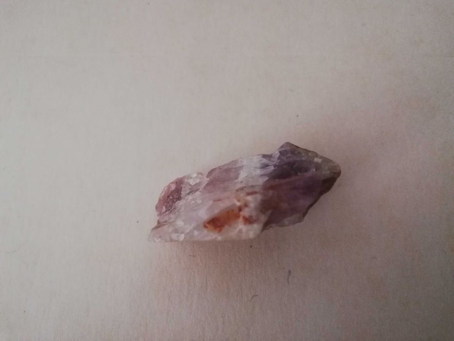 Pedra roxa e preta484323735677194243