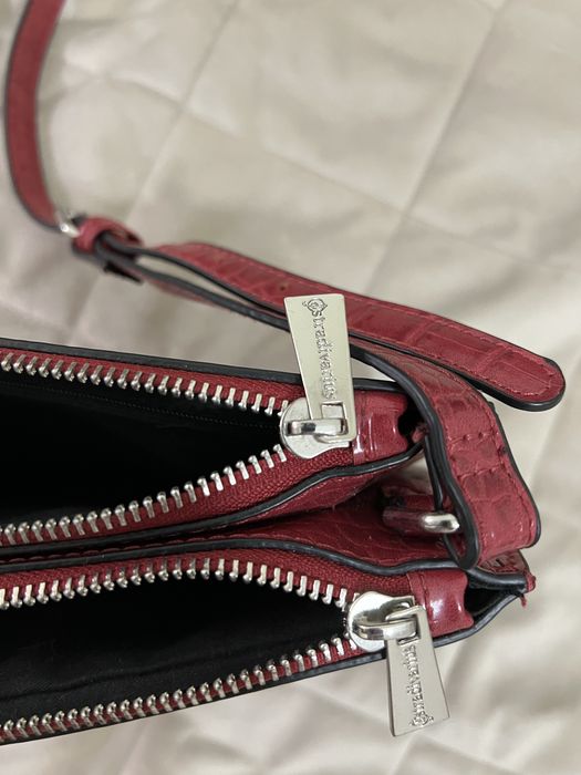 Mala vermelha com textura Stradivarius