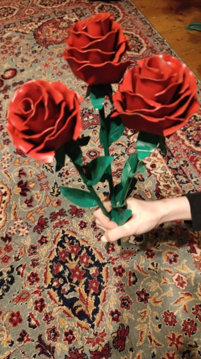 Металеві троянди