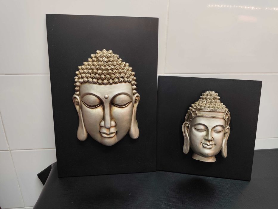 Quadros de Buda em relevo.