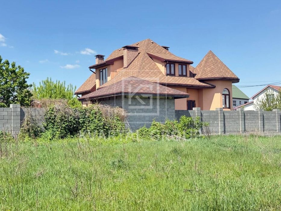 Продаж будинку 180 м² на 11 сотках з гаражем, підвалом 105 м² та укриттям в Блиставиці.