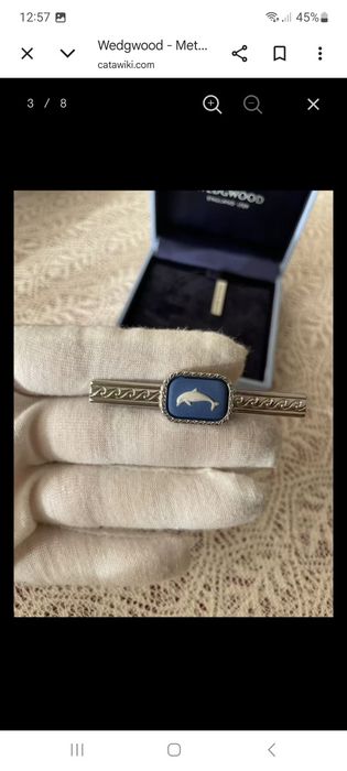 Conjunto Wedgwood Jasperware Azul com Golfinho – Botões de Punho e Prendedor de Gravata – Prateado