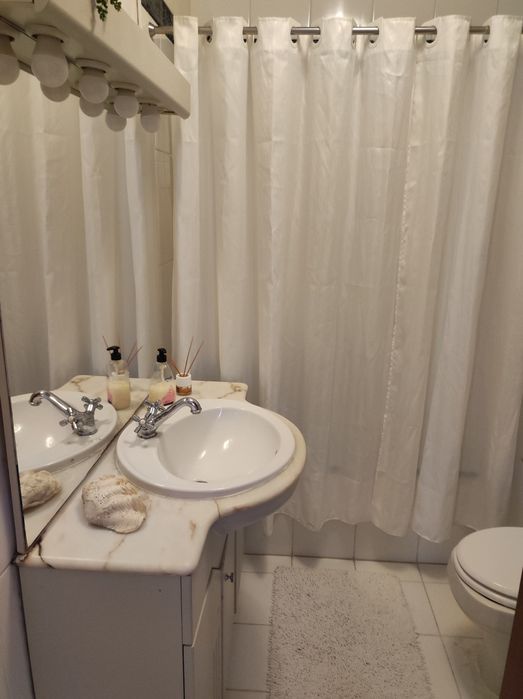 Quarto individual muito amplo,com luz direta