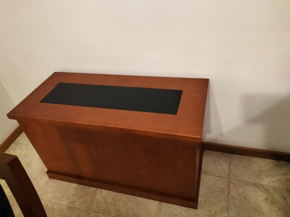 Arca de madeira com tampo com vidro .