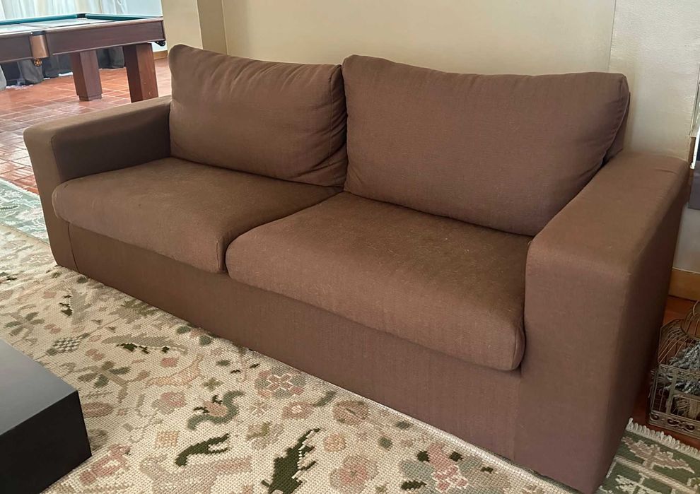 Sofá castanho com dois lugares