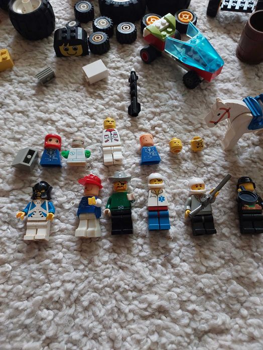 Klocki lego z różnych zestawów plus figurki