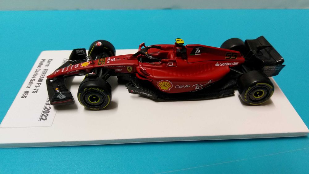 Ferrari F1-75 #55 C. Sainz - Mundial Fórmula 1 2022 - Miniatura Bburago na escala 1/43
