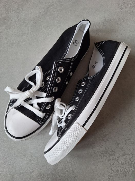 Nowe trampki - 44