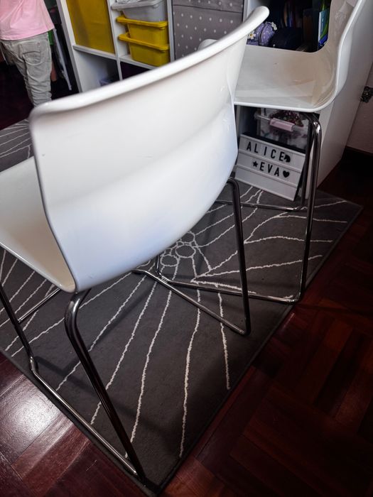 Conjunto de cozinha: Mesa + 2 Cadeira/Banco alto Glenn