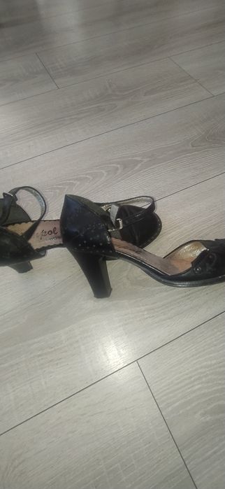 Buty damskie zapinane na pasek, skórzane