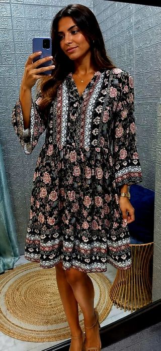Vestido de manga comprida, florido em fundo preto.  TU