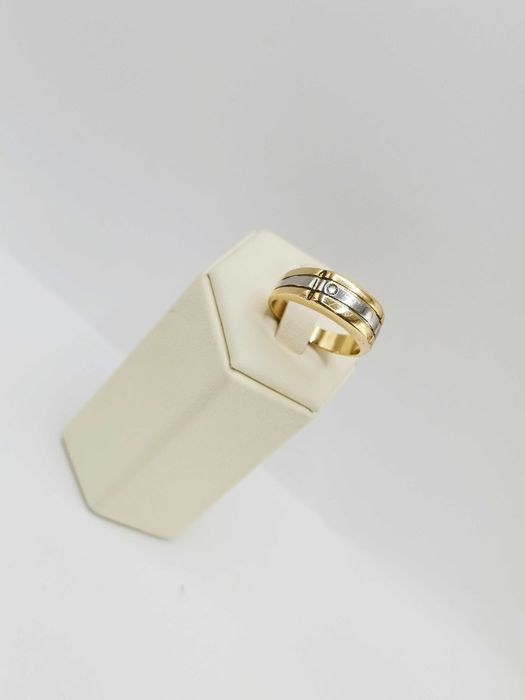 Złoty sygnet męski z brylantem.