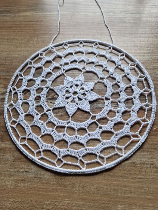 Zawieszka szydełkowa do okna  22 cm średnica