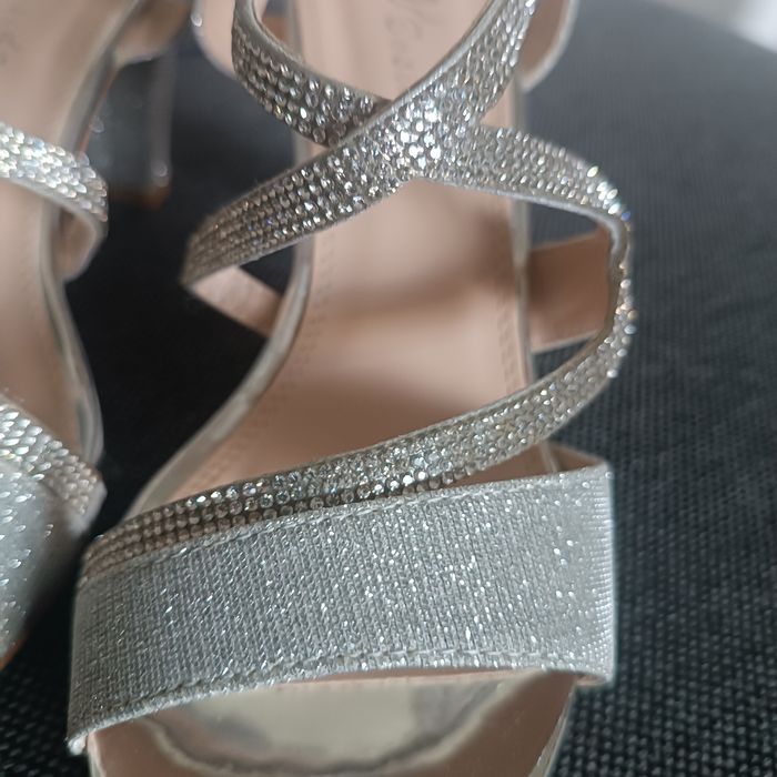 Srebrne sandałki jak nowe - na słupku rozm. 38