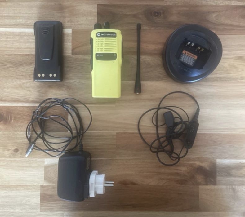 Rádio Motorola GP340 (não funciona, para peças)