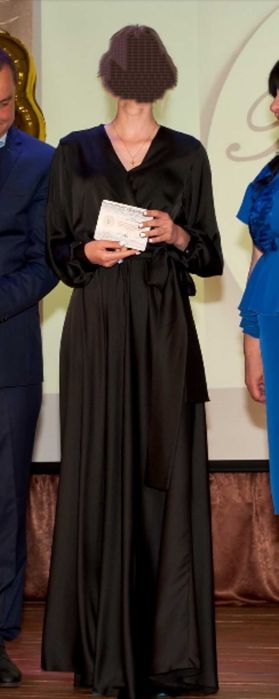 Атласное черное платье