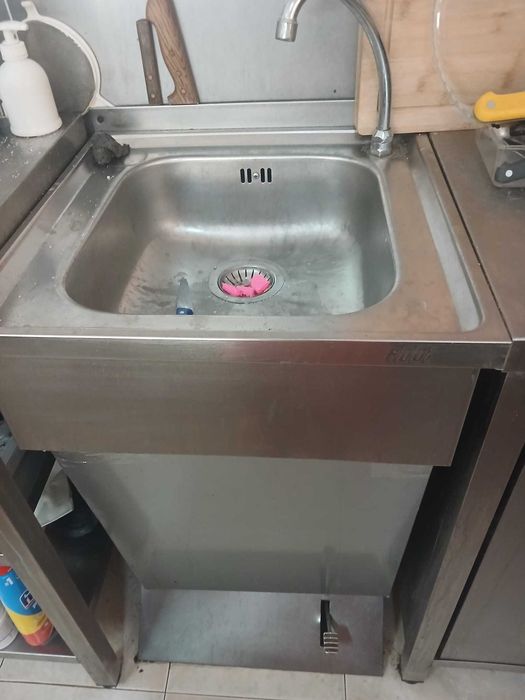 bancada de lava-louça industrial de inox com 1 cuba e sistema de escoamento em pedal na base