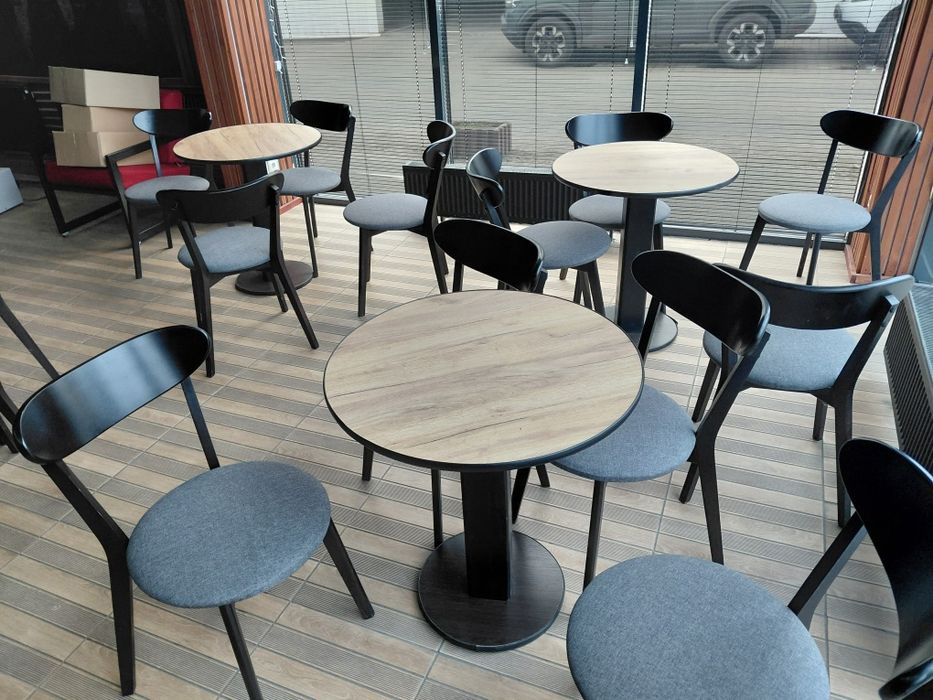 Стіл і стільці. 15 шт.