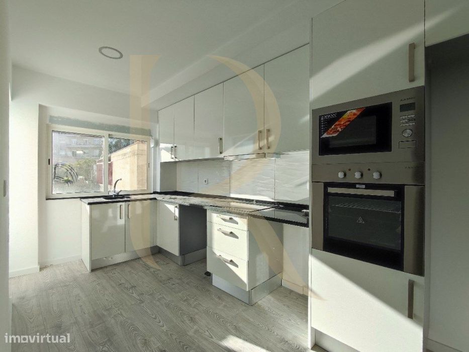 Apartamento T2 em remodelação na Cruz de Pau — Amora, Setúbal