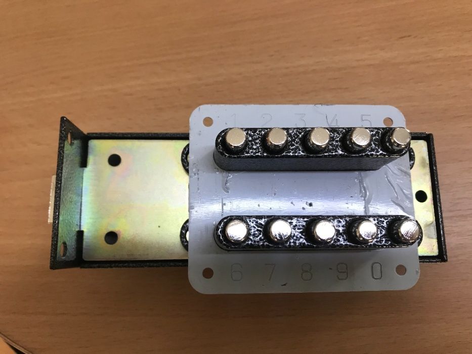 Кодовий замок та накладні замки.