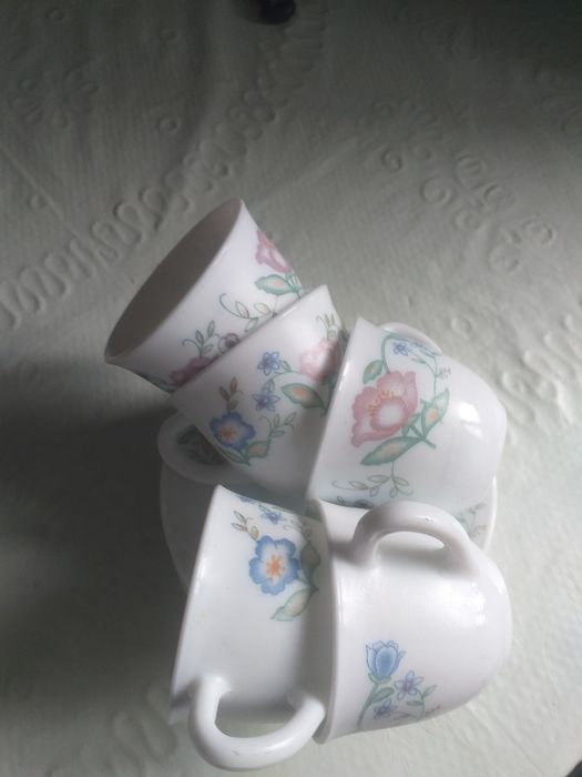 Чашки с блюдцами