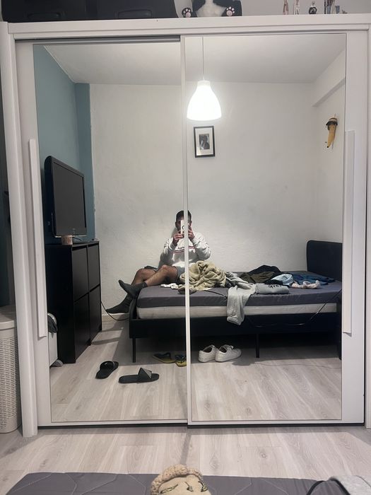 Guarda Fatos com portas deslizantes.