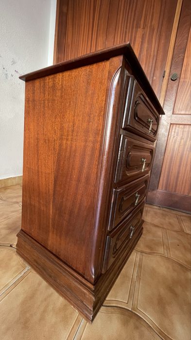 Cama de casal + mesa de cabeceira + cadeira