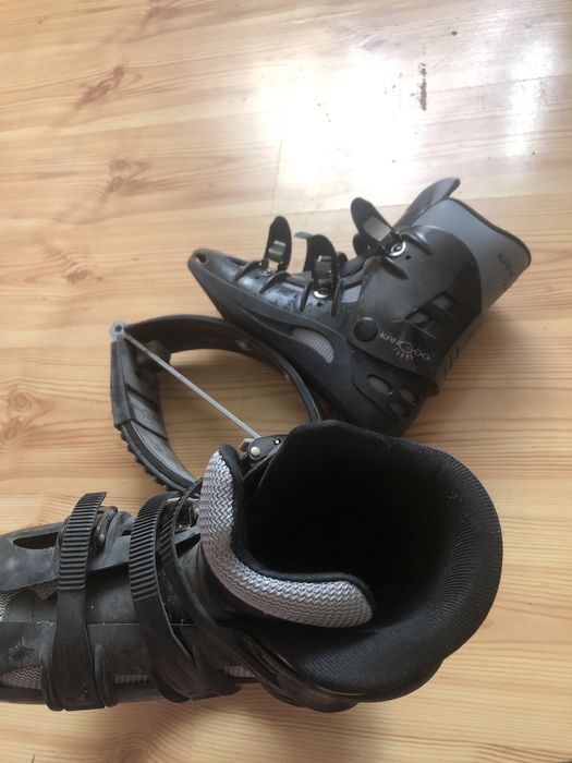 Te czarne buty Kangoo Jumps z serii KJXR3 posiadają innowacyjne łuki rebound zapewniające amortyzację podczas skoków.