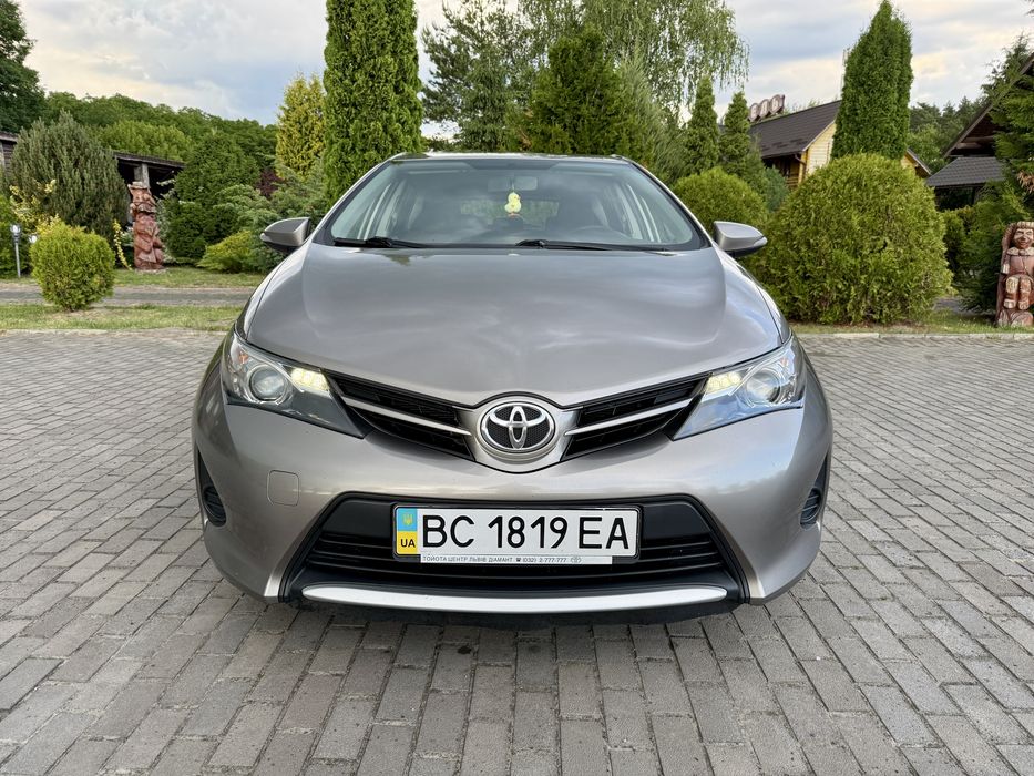 Toyota Auris 2013 хечбек БЕНЗИН 1.3