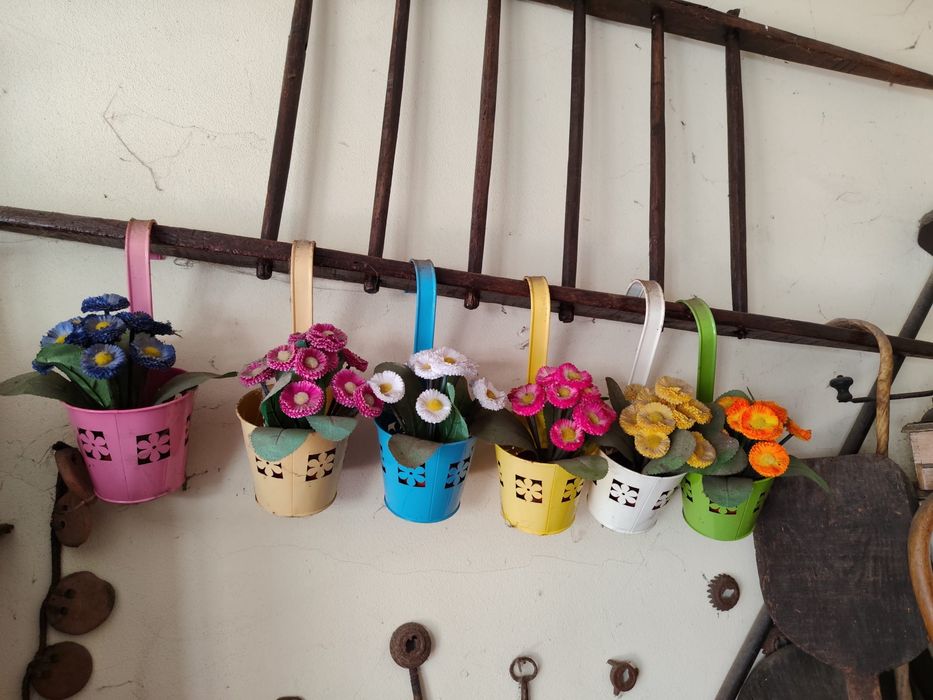 Seis suportes para vasos