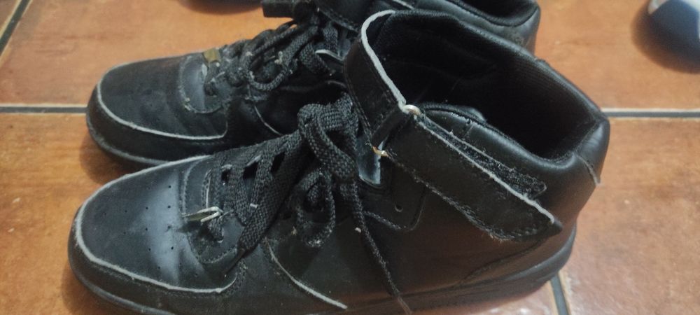 Tênis pretos usados