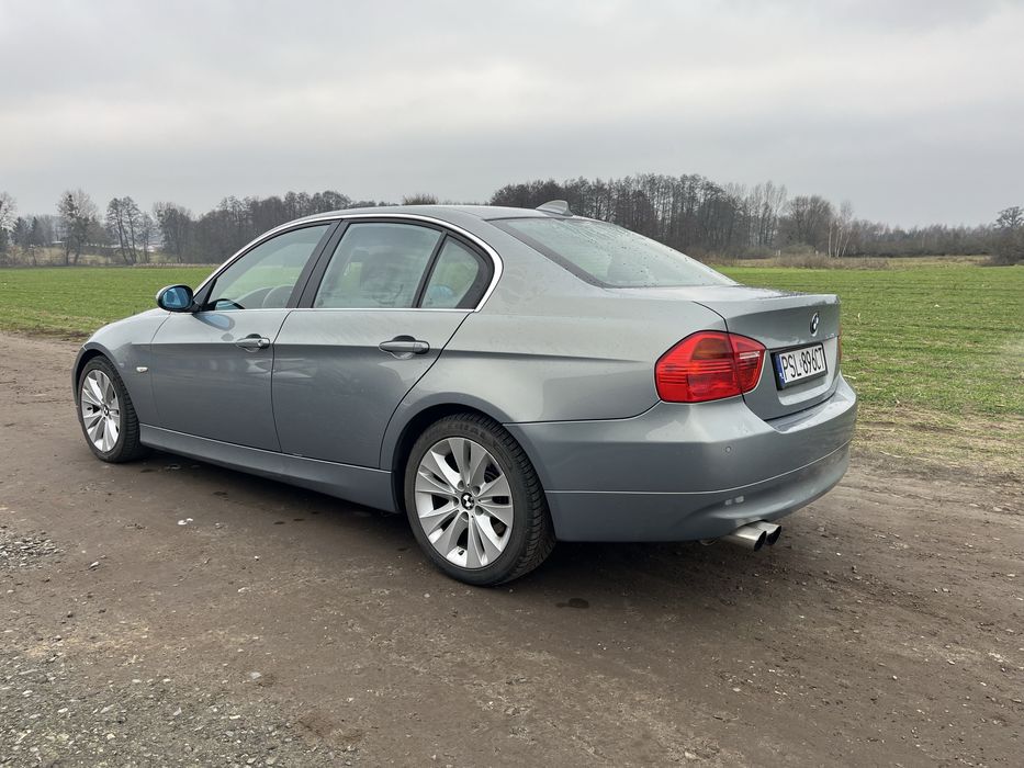 BMW e90 325i automat, skory, navi, pdc 218km
