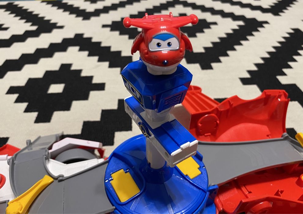 Super Wings, Jett, samolot-baza,pojazd transformujący