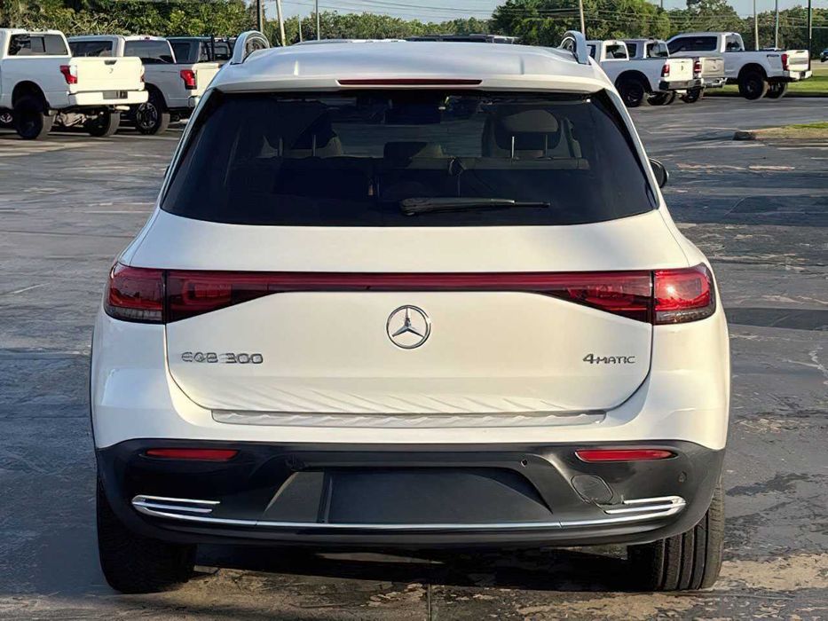 Mercedes-Benz EQB 300 4MATIC      2022