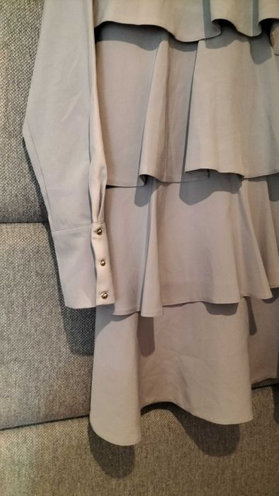 Szara sukienka falbany 40