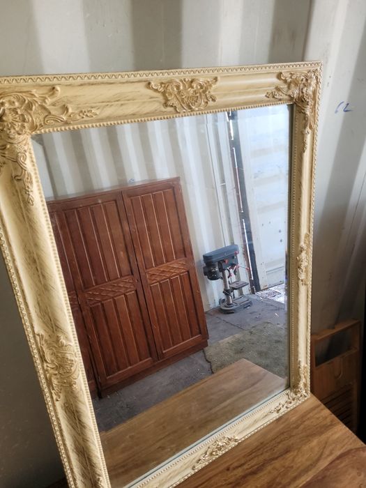 Lustro w drewnianej ramie