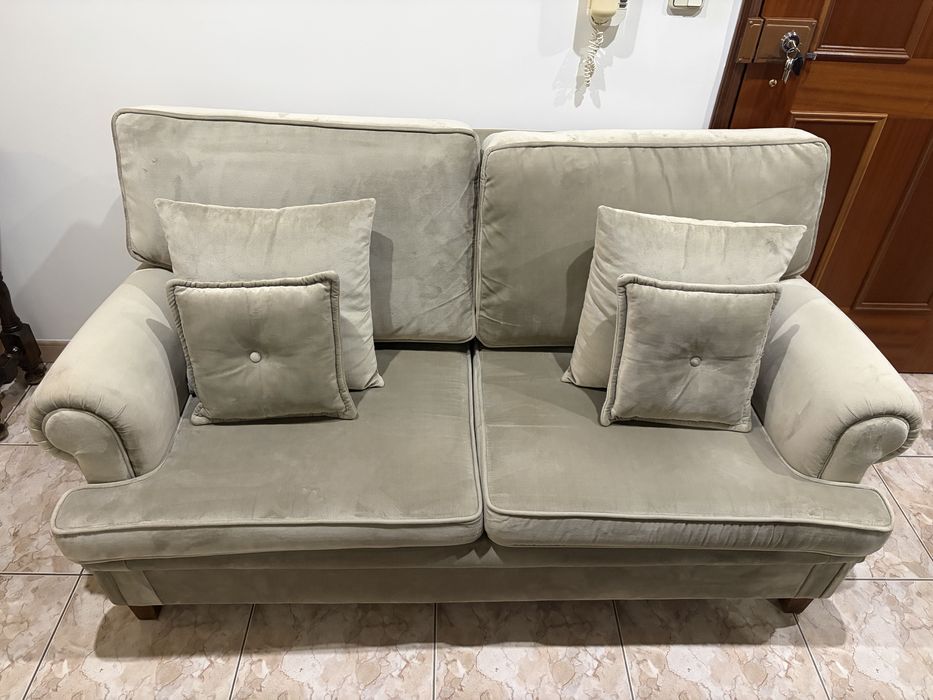 Sofá de Veludo Cinza