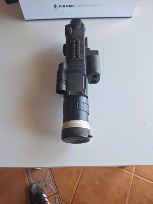 Mira de caça  noturna pulsar digisight 970 com medidor de distância e alteração  na lente tem uma lente mais potente com + 7 aumentos