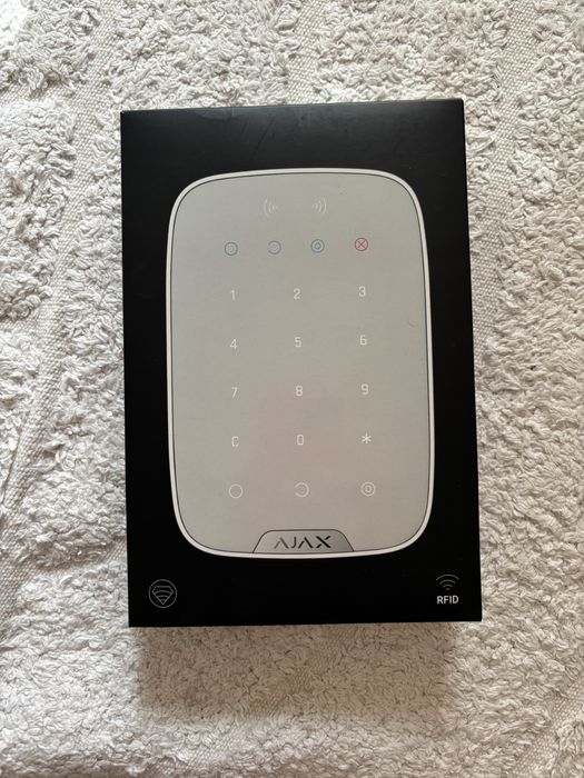 Сенсорна клавіатура Ajax KeyPad Plus white з брелоками і картками